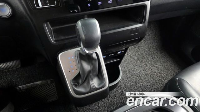 Hyundai Staria 2023 — photo 9