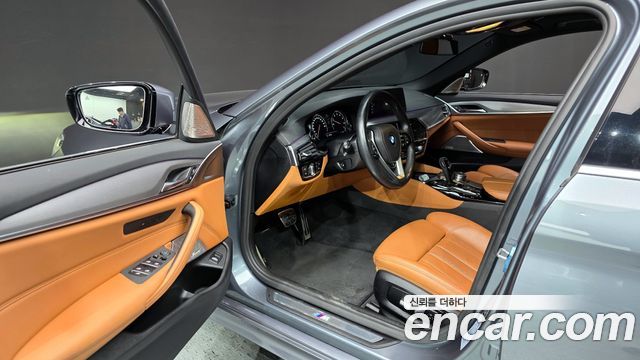 BMW 5-Series 2018 — photo 10