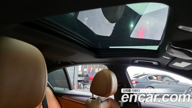 BMW 5-Series 2018 — photo 18