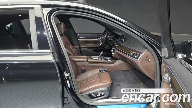 BMW 7-Series 2021 — photo 11