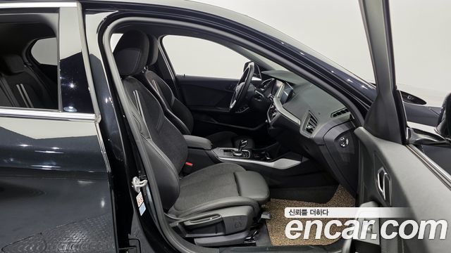 BMW 1-Series 2021 — photo 10