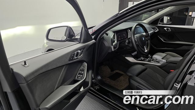BMW 1-Series 2021 — photo 11