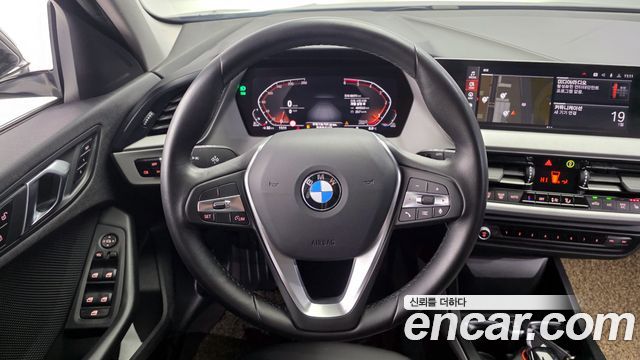 BMW 1-Series 2021 — photo 13