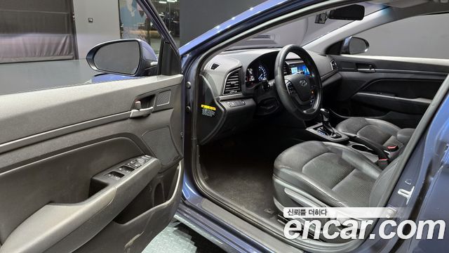 Hyundai AVANTE 2017 — photo 11