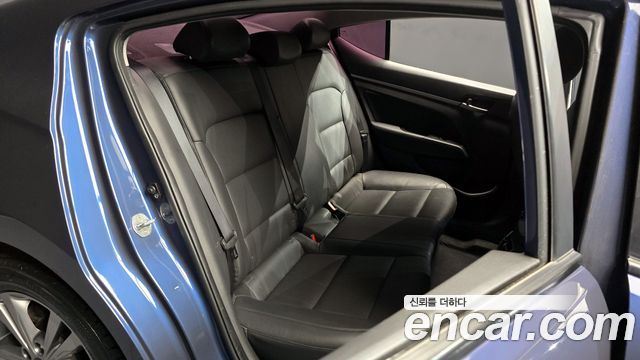 Hyundai AVANTE 2017 — photo 12