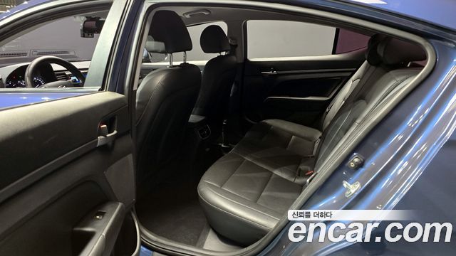 Hyundai AVANTE 2017 — photo 13