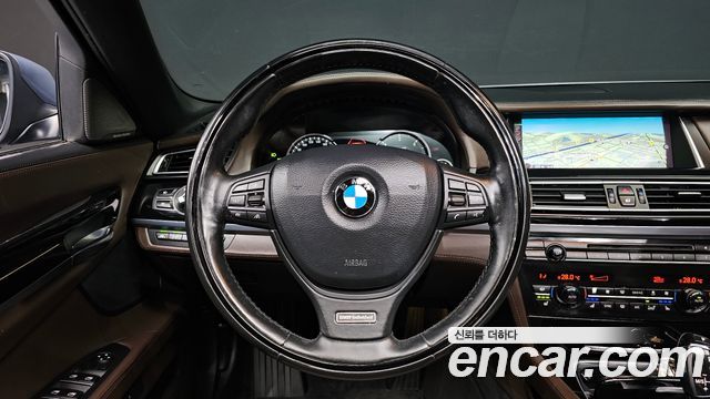 BMW 7-Series 2015 — photo 13