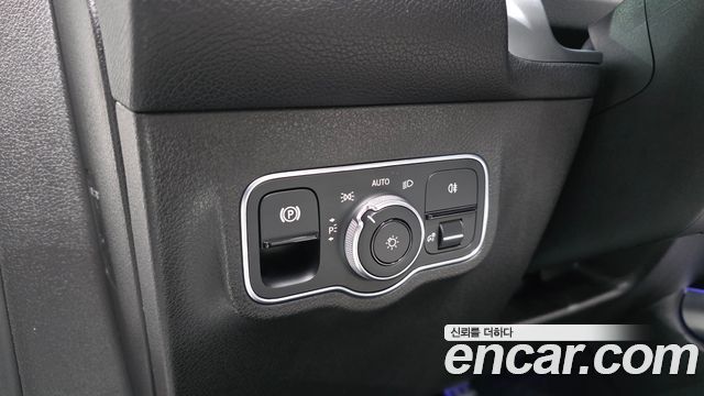 Mercedes-Benz GLB-Class 2021 — photo 18