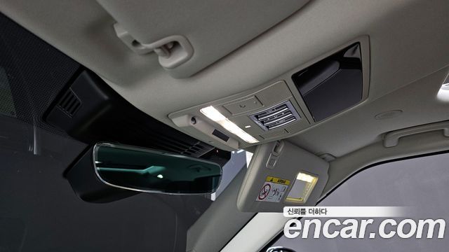 Land Rover Discovery 2023 — photo 17