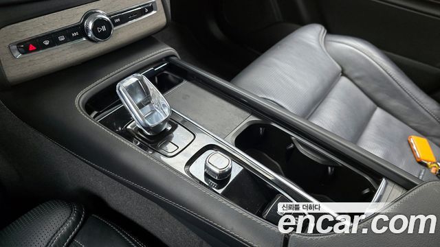 Volvo XC90 2022 — photo 9