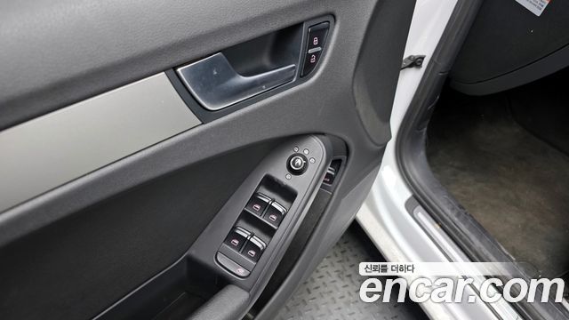 Audi A4 2012 — photo 18