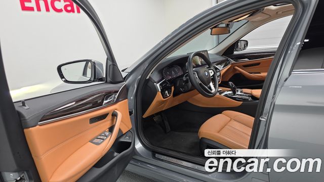 BMW 5-Series 2023 — photo 10