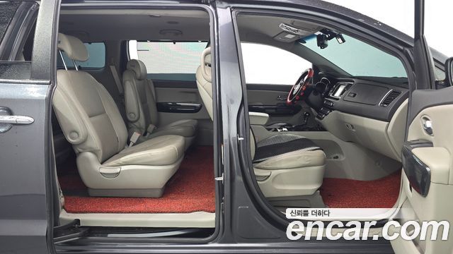 Kia Canival 2015 — photo 11