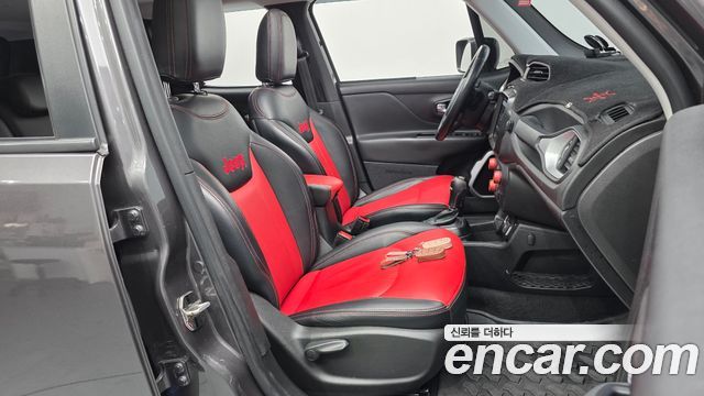 Jeep Renegade 2018 — photo 11