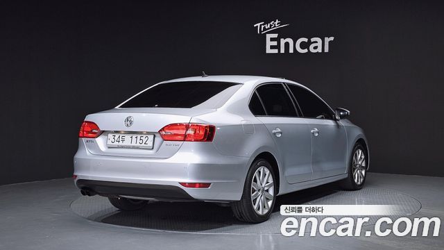 Volkswagen Jetta 2011 — photo 2