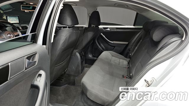 Volkswagen Jetta 2011 — photo 12