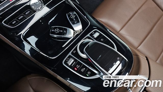 Mercedes-Benz E-Class 2018 — photo 16