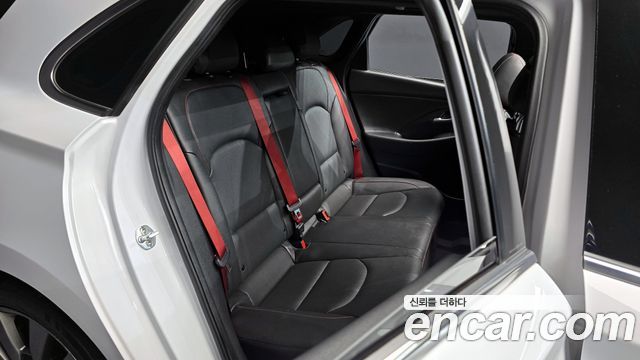 Hyundai i30 2018 — photo 12