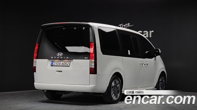 Hyundai Staria 2025 — photo 2