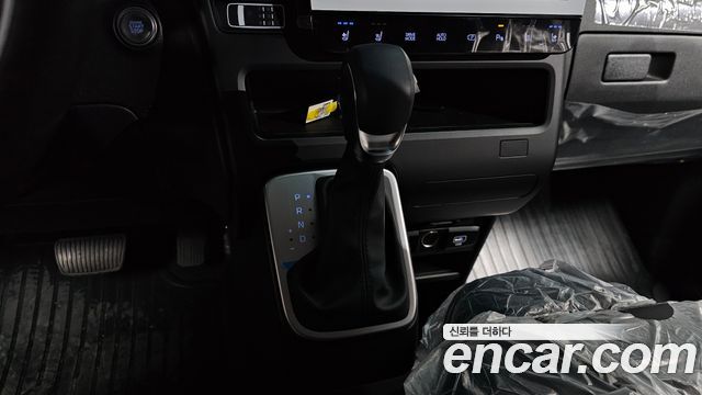 Hyundai Staria 2025 — photo 9
