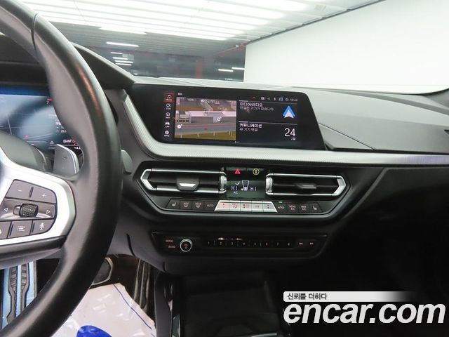 BMW 1-Series 2023 — photo 9