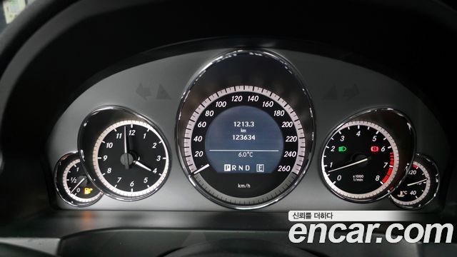 Mercedes-Benz E-Class 2011 — photo 8