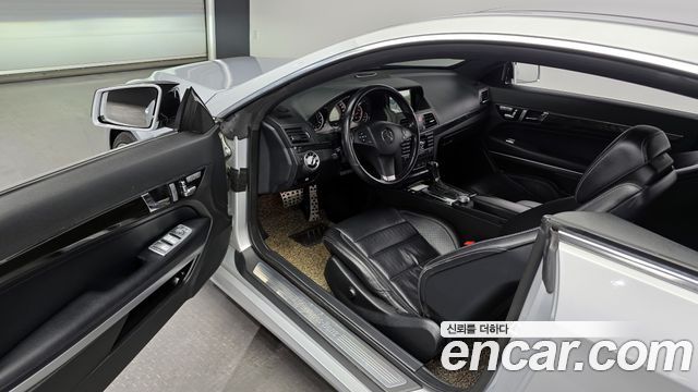 Mercedes-Benz E-Class 2011 — photo 10