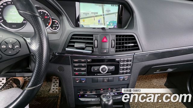 Mercedes-Benz E-Class 2011 — photo 17