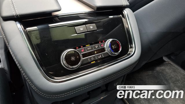 Lincoln Navigator 2019 — photo 19