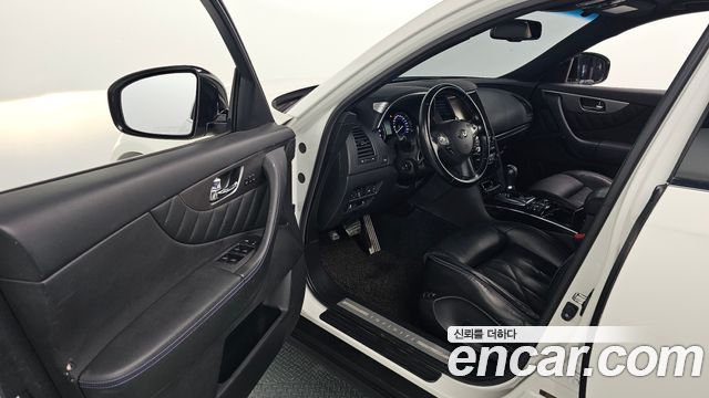 Infiniti QX70 2017 — photo 11