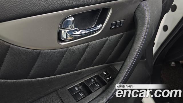 Infiniti QX70 2017 — photo 18