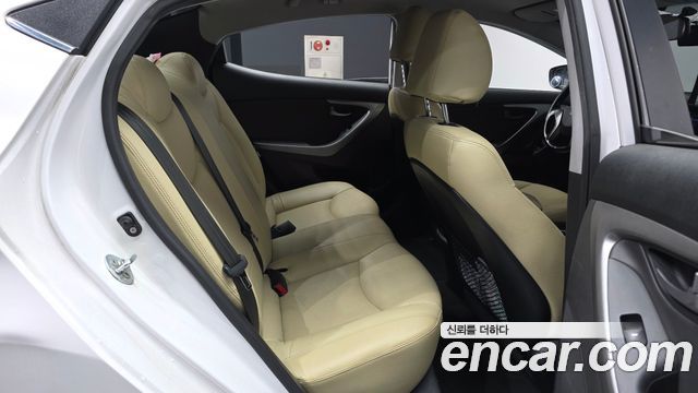 Hyundai AVANTE 2014 — photo 12