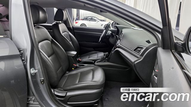 Hyundai AVANTE 2016 — photo 11