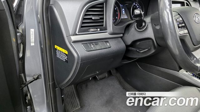 Hyundai AVANTE 2016 — photo 17