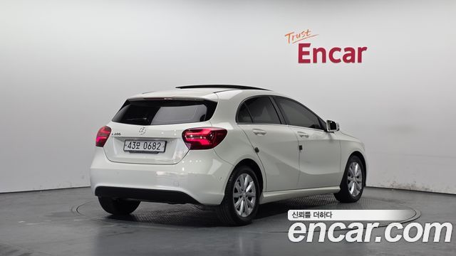 Mercedes-Benz A-Class 2017 — photo 2