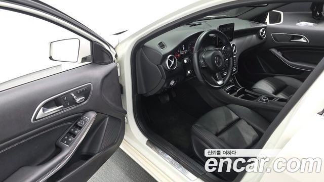 Mercedes-Benz A-Class 2017 — photo 10