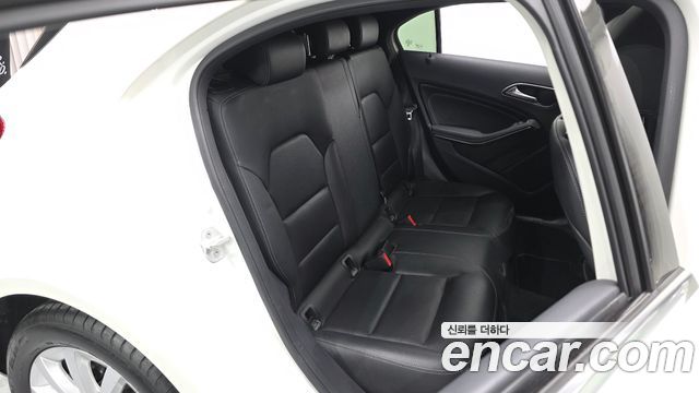 Mercedes-Benz A-Class 2017 — photo 11