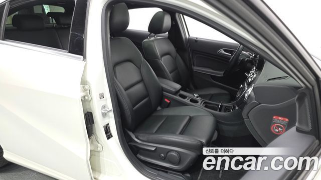 Mercedes-Benz A-Class 2017 — photo 12