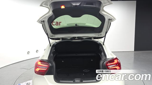 Mercedes-Benz A-Class 2017 — photo 20
