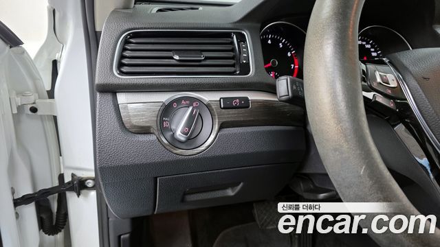 Volkswagen Passat 2018 — photo 16