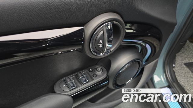 Mini Cooper 2023 — photo 17