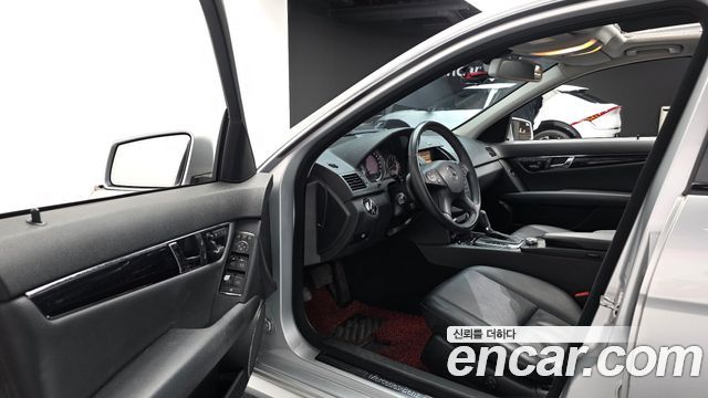 Mercedes-Benz C-Class 2010 — photo 11