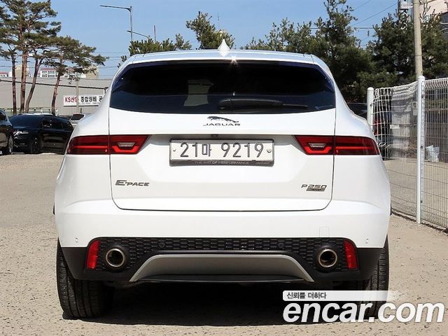 Jaguar E-PACE 2018 — photo 4