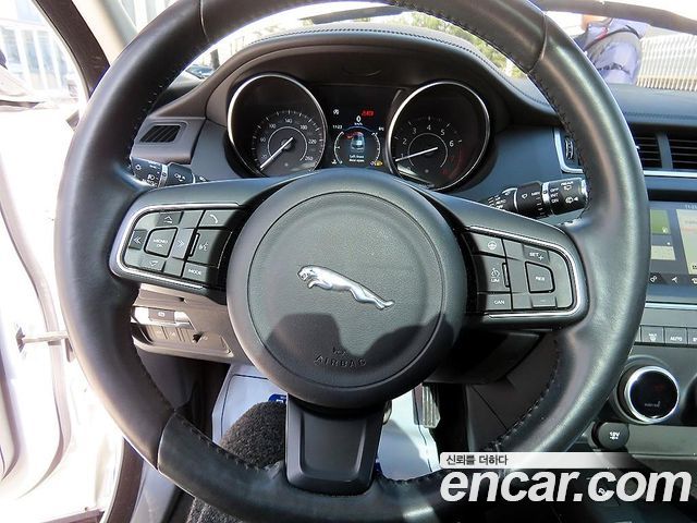 Jaguar E-PACE 2018 — photo 8