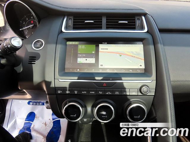 Jaguar E-PACE 2018 — photo 13