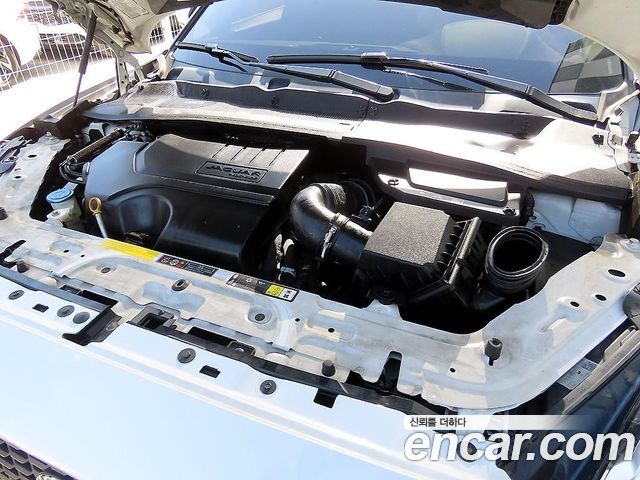 Jaguar E-PACE 2018 — photo 19