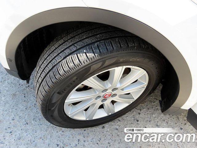 Jaguar E-PACE 2018 — photo 20