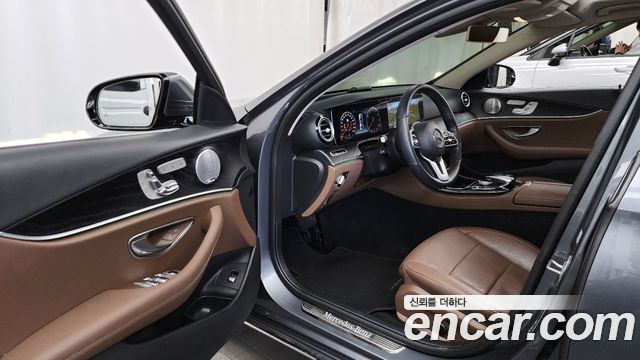 Mercedes-Benz E-Class 2019 — photo 10