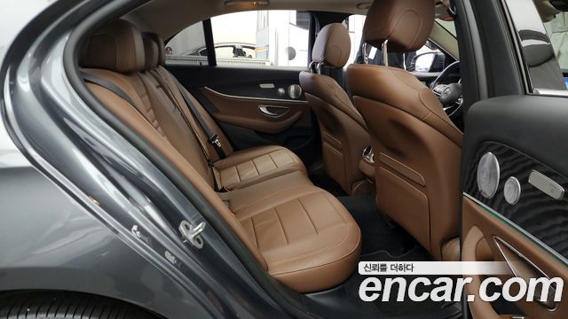 Mercedes-Benz E-Class 2019 — photo 12
