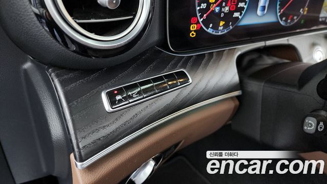 Mercedes-Benz E-Class 2019 — photo 16